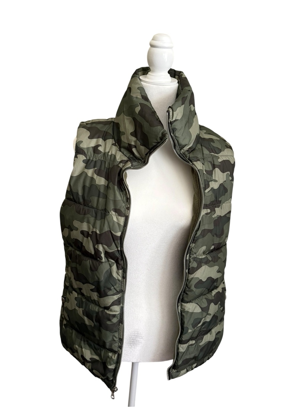 Old Navy Women's Camo Quilted Puffer Vest - Olive Green